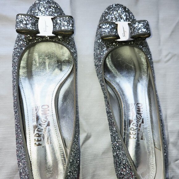 Elegant Vara Bow Ferragamo Glitter Pumps for Any Occassion! - Picture 1 of 4